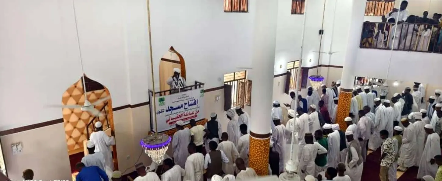المصلون داخل مسجد التقوى في يوم الافتتاح